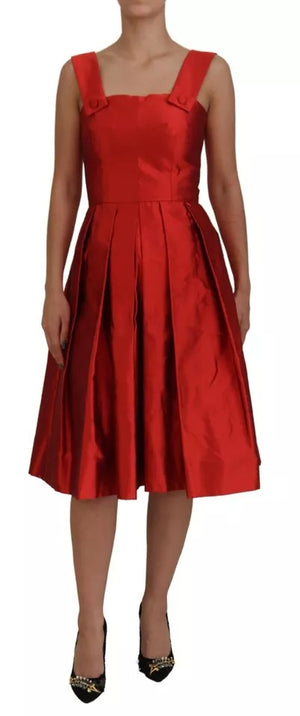 Rotes A-Linien-Midikleid aus Satinseide mit Plissee