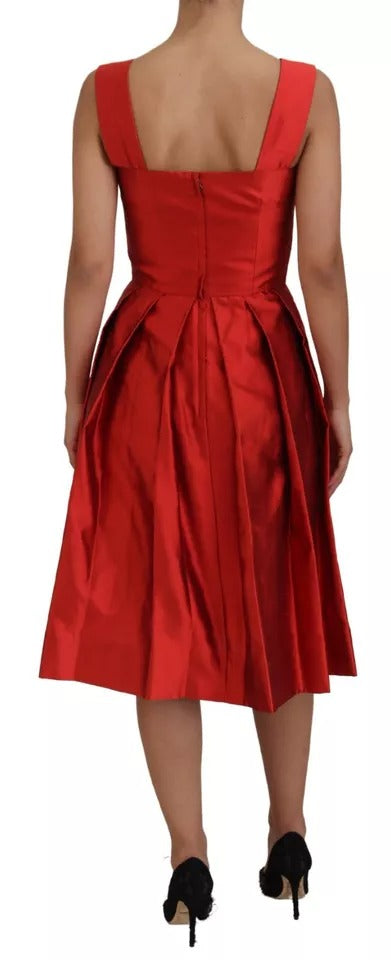 Rotes A-Linien-Midikleid aus Satinseide mit Plissee