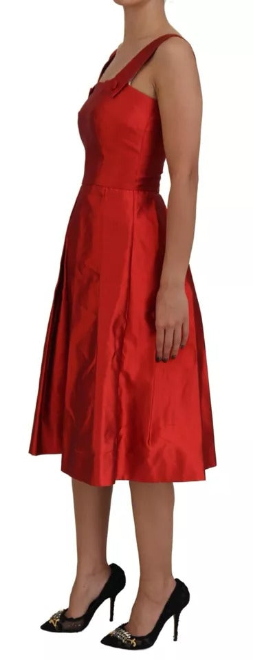Rotes A-Linien-Midikleid aus Satinseide mit Plissee