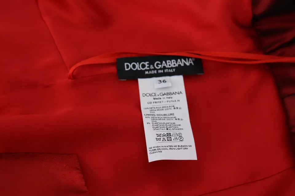 Rotes A-Linien-Midikleid aus Satinseide mit Plissee