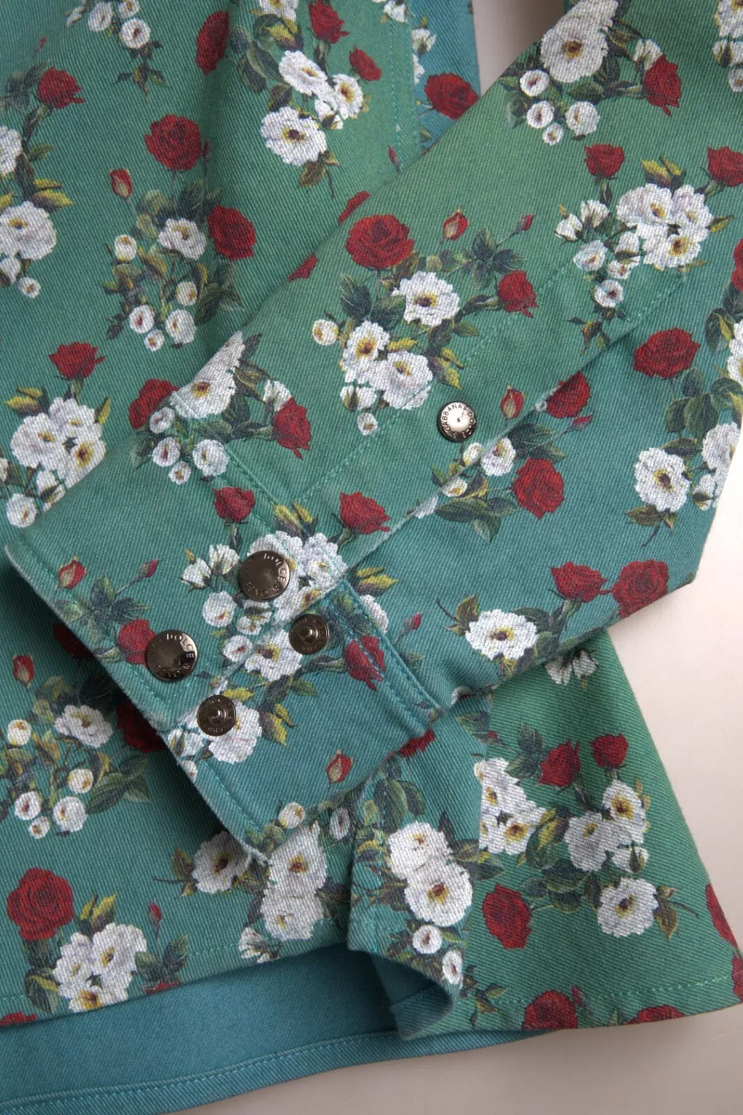 Blaues Jeanshemd aus Baumwolle mit Knopfleiste und Blumenmuster