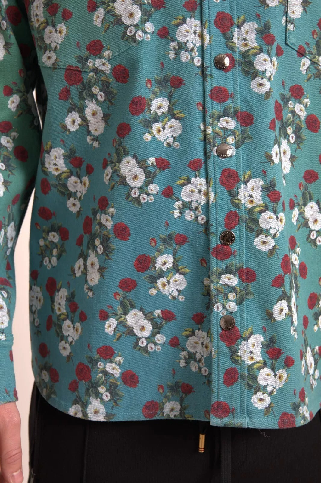 Blaues Jeanshemd aus Baumwolle mit Knopfleiste und Blumenmuster