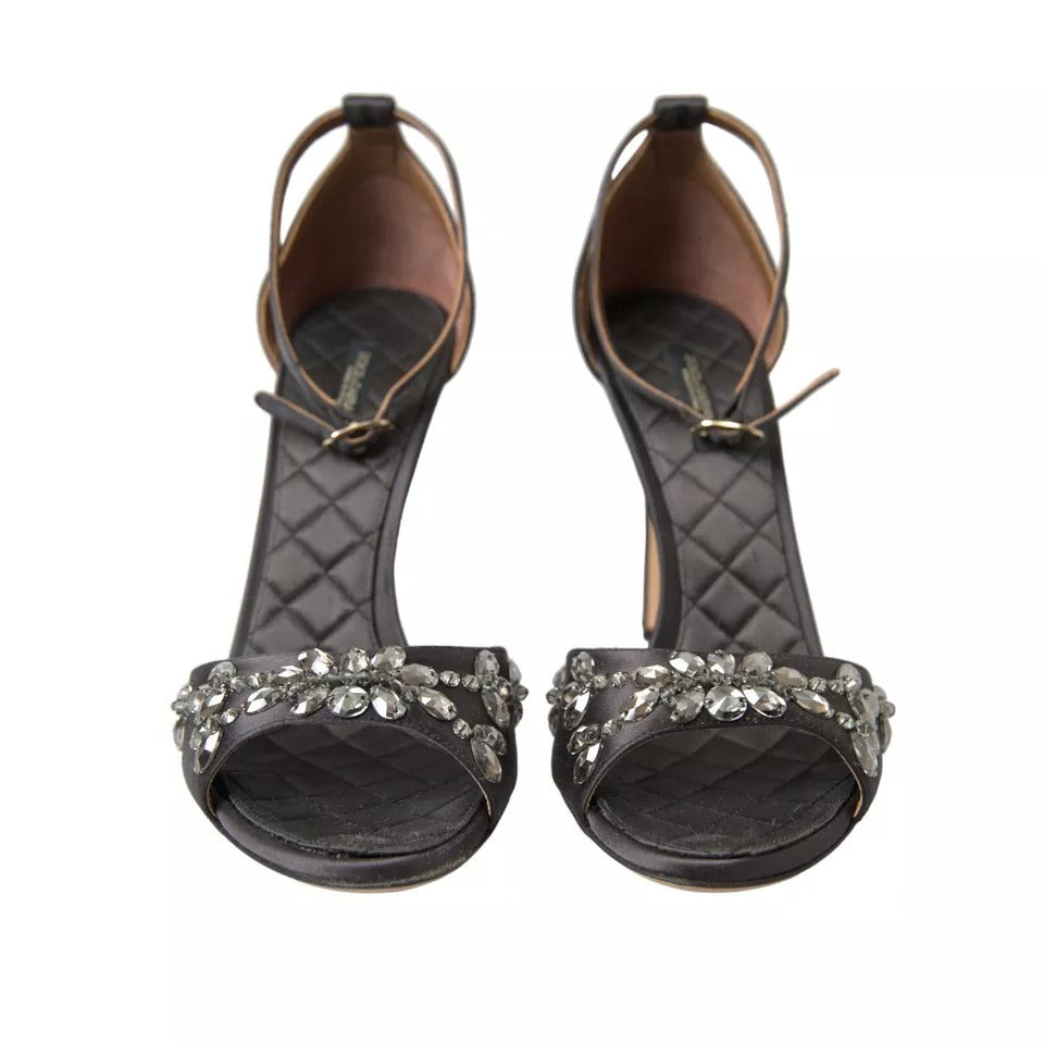 Graue Satin-Sandalen mit Knöchelriemen und Kristallen