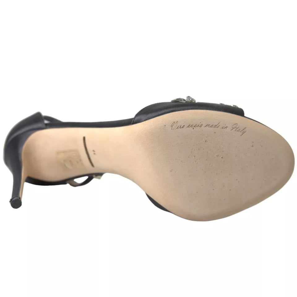 Graue Satin-Sandalen mit Knöchelriemen und Kristallen