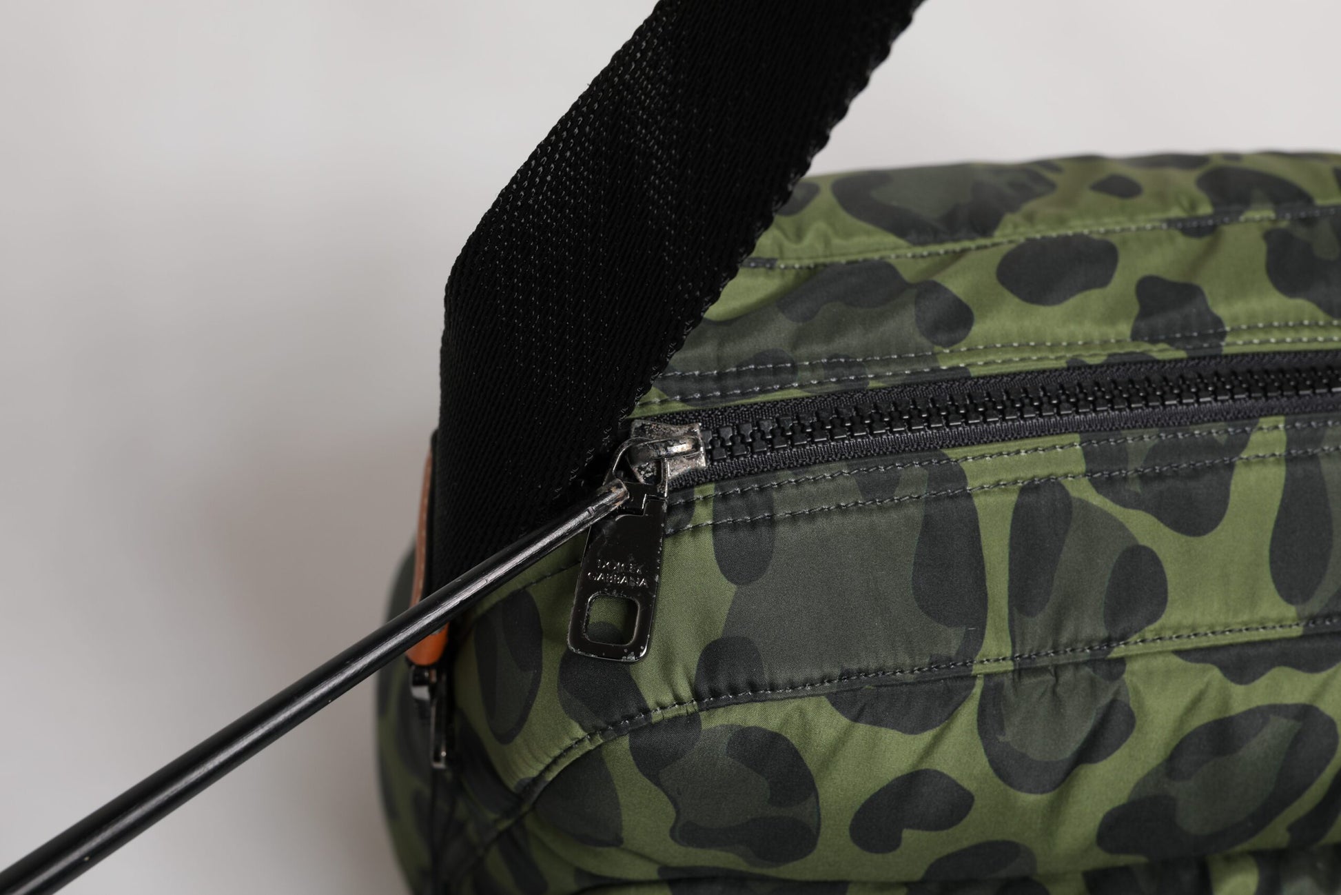 Grüne Polyester-Umhängetasche mit Leopardenmuster