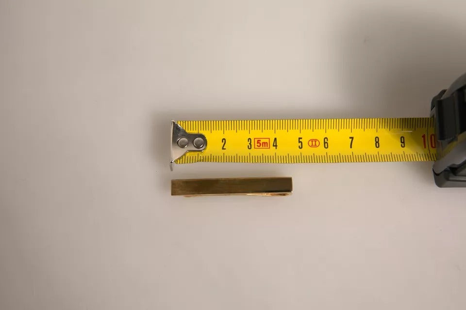 Goldfarbene Krawattenklammer aus Messing mit Logo