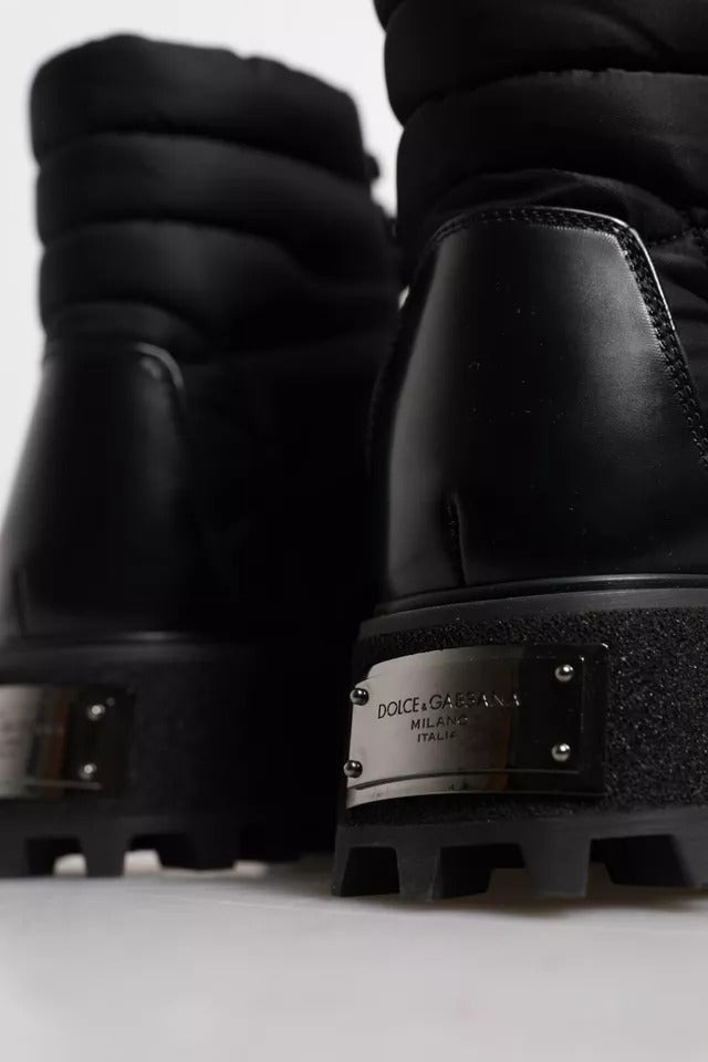 Schwarze, gepolsterte, wadenlange Schnürstiefel