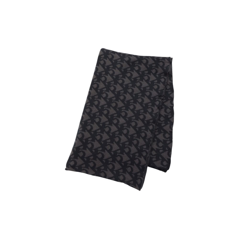 Schwarzer Schal aus recyceltem Polyester