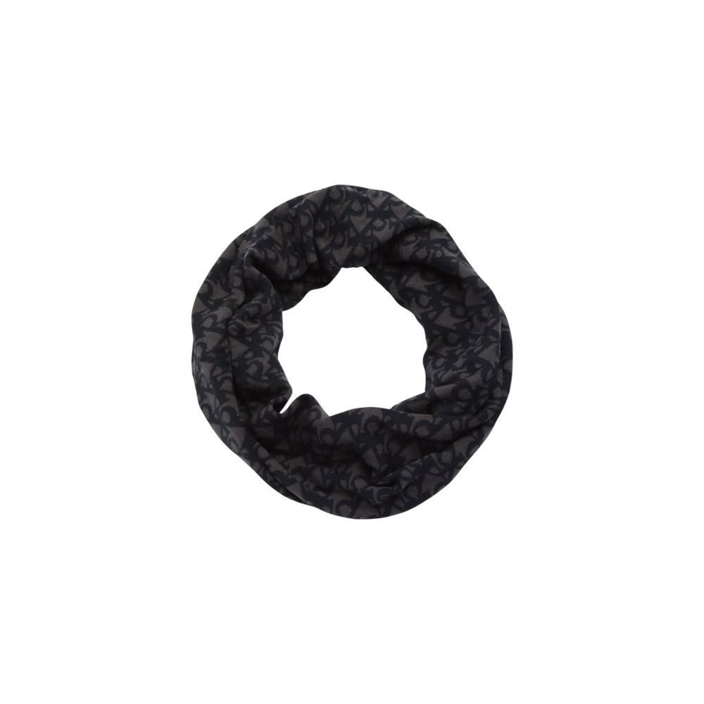Schwarzer Schal aus recyceltem Polyester