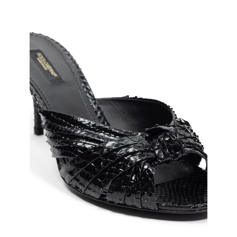 Schwarze Sandale mit Schlangenhautmuster