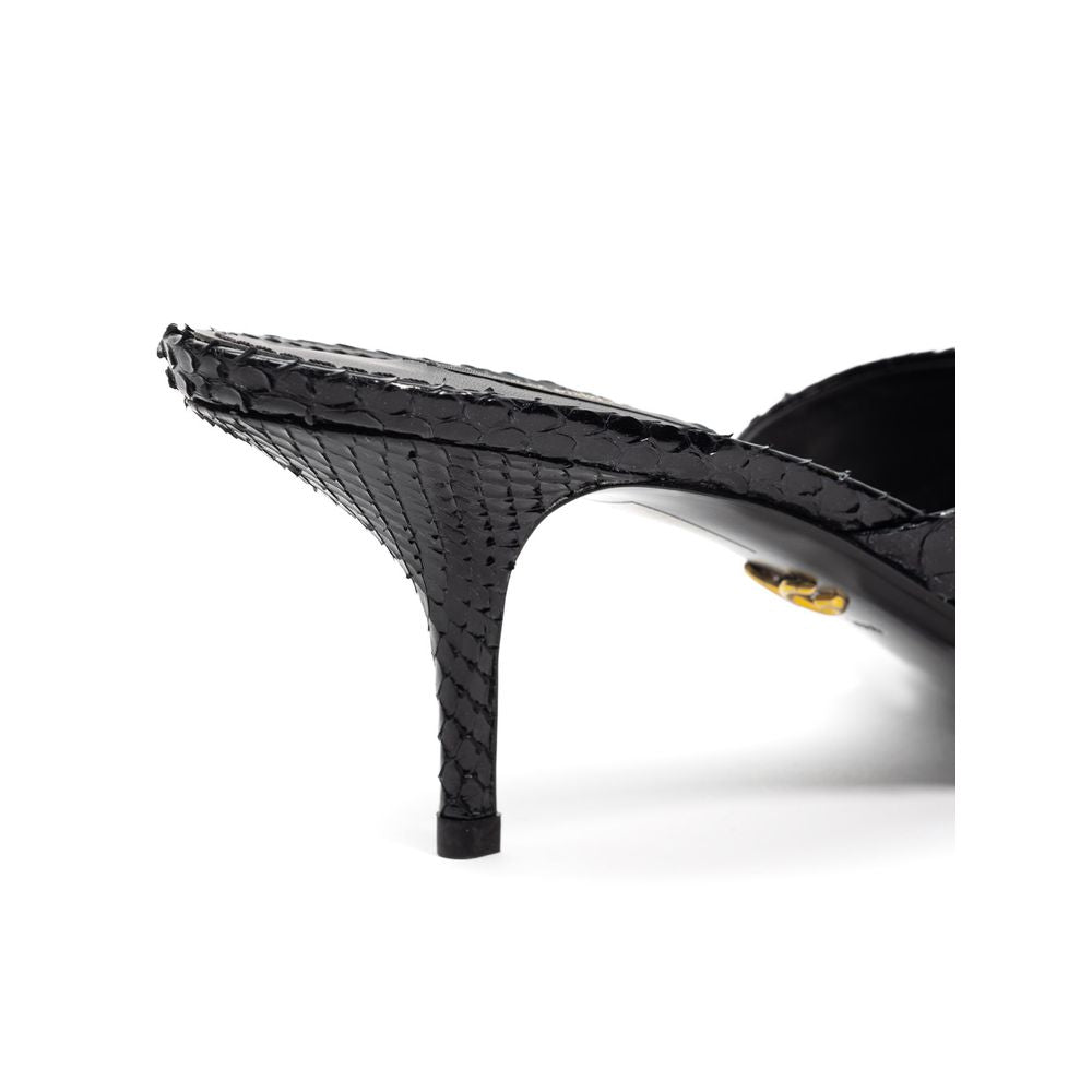Schwarze Sandale mit Schlangenhautmuster