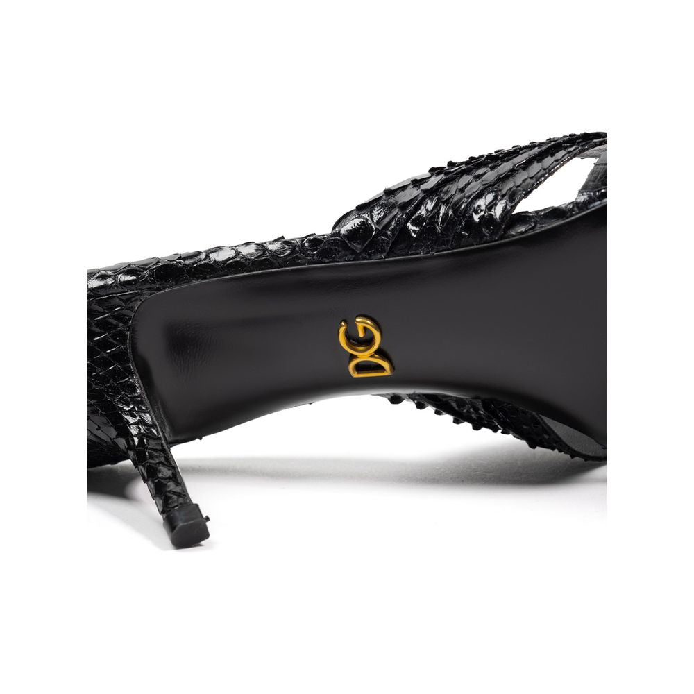 Schwarze Sandale mit Schlangenhautmuster