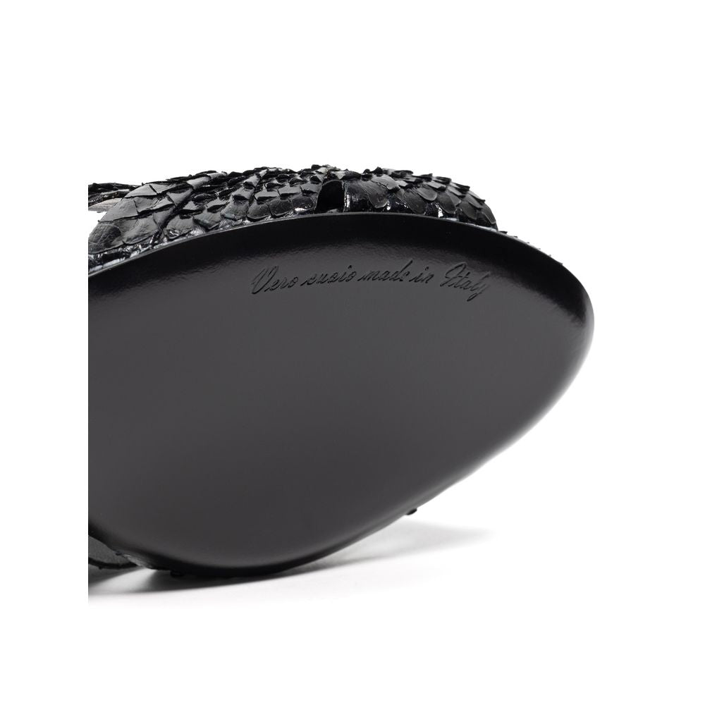 Schwarze Sandale mit Schlangenhautmuster