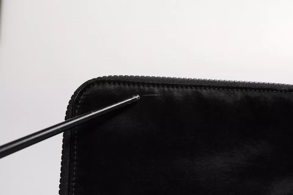 Schwarze Clutch aus Nylon mit Schlüsselring und Logo-Schild