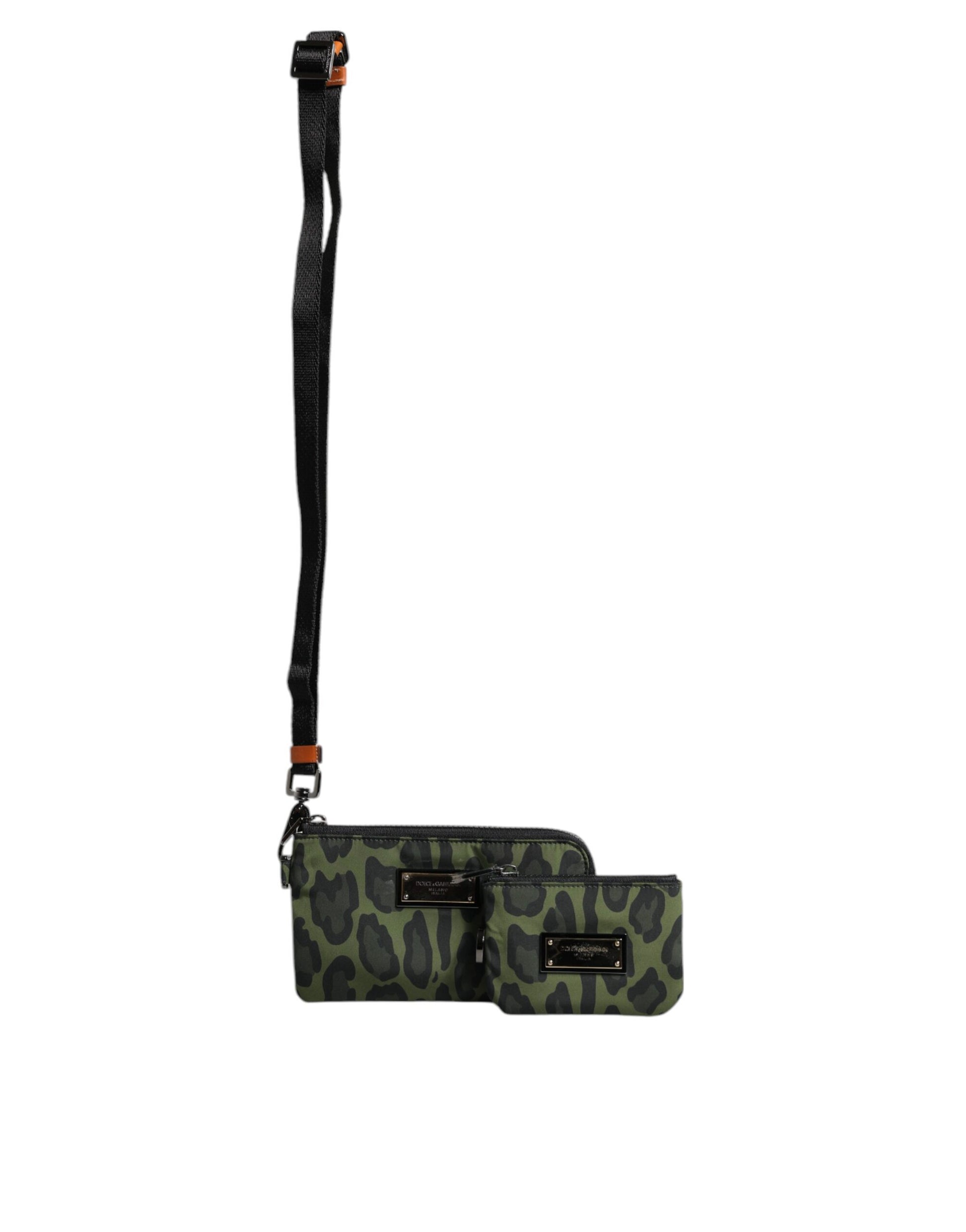 Grüne multifunktionale Sporttasche aus Leder mit Logo-Schild und Leopardenmuster