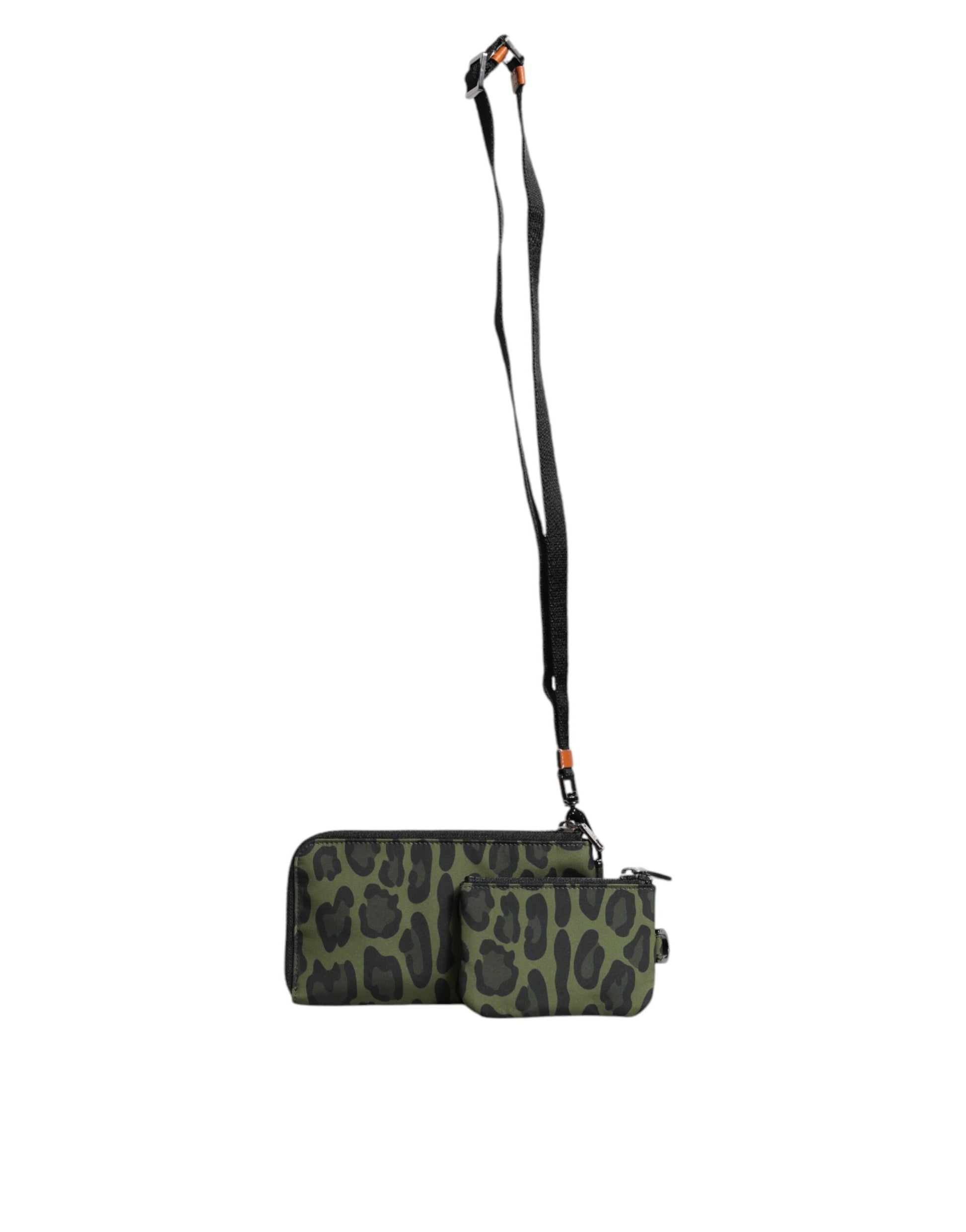 Grüne multifunktionale Sporttasche aus Leder mit Logo-Schild und Leopardenmuster