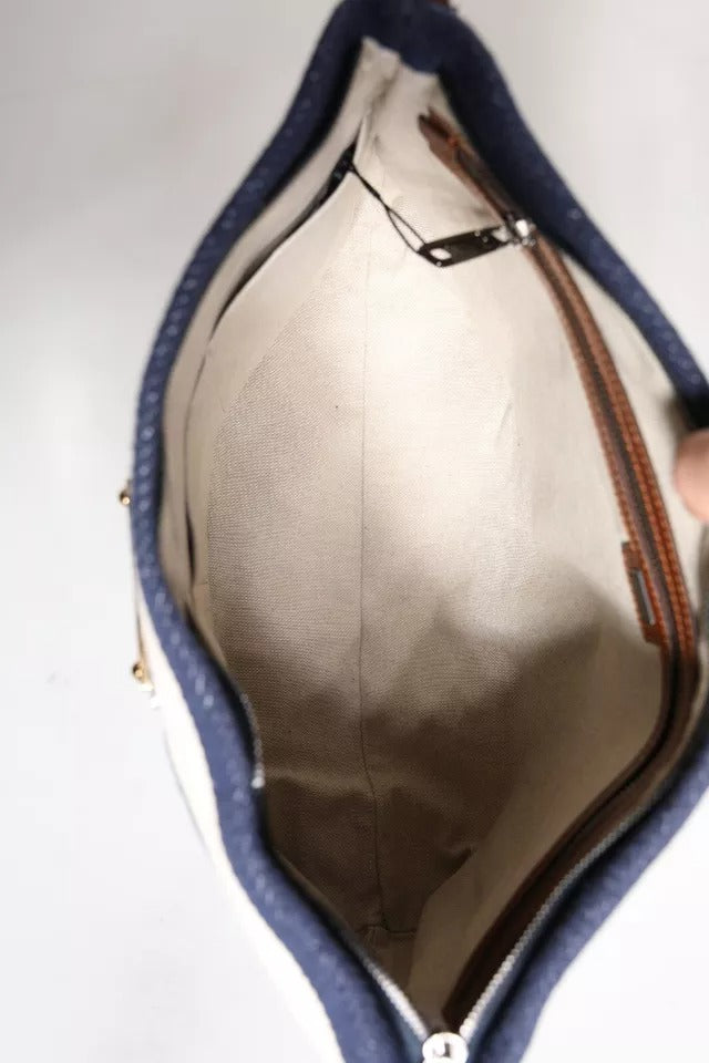 Tragetasche mit Logo-Plakette und blauen weißen Streifen