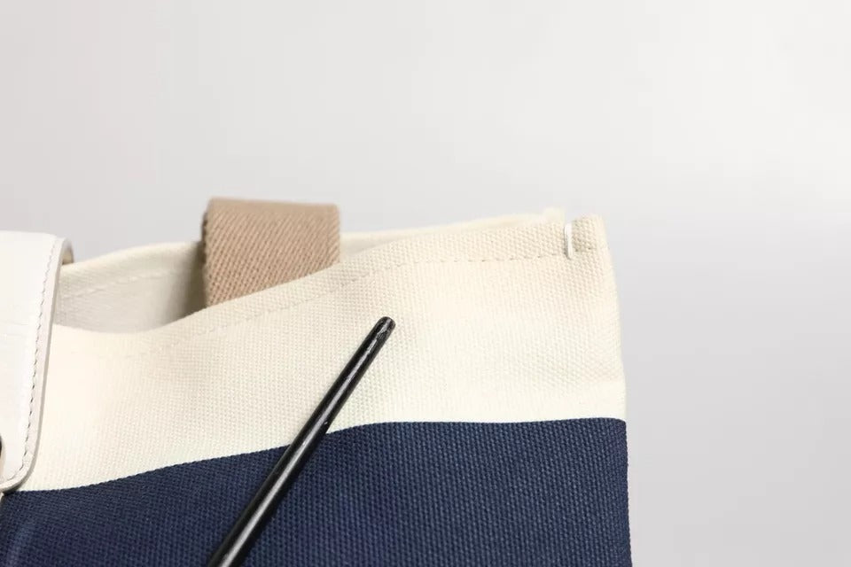Tragetasche aus Canvas mit Henkel in Weiß und Marineblau