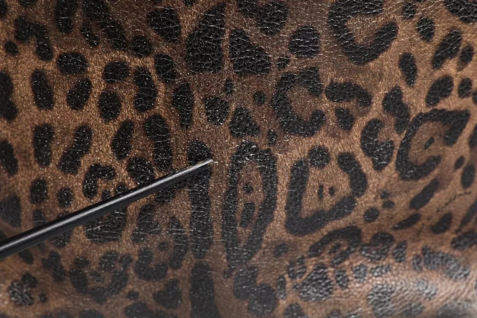 Braun-schwarze Schultertasche aus Kalbsleder mit Leopardenmuster