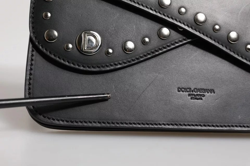 Schwarze kleine Umhängetasche aus Leder mit Nieten