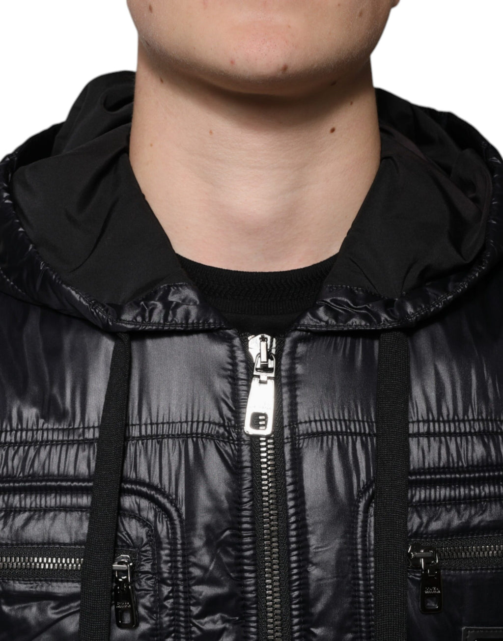 Schwarze Blousonjacke aus Nylon mit durchgehendem Reißverschluss und Kapuze