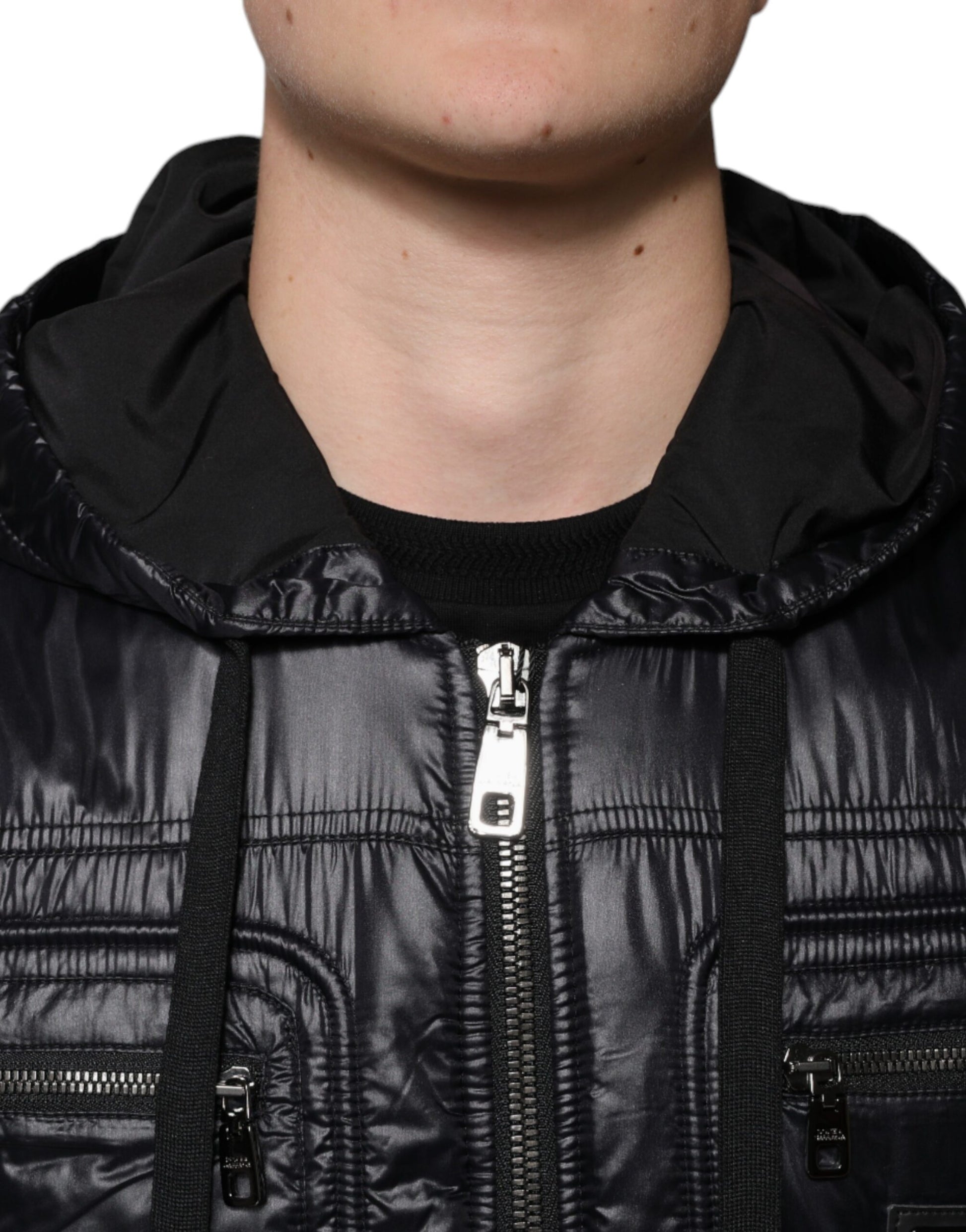 Schwarze Blousonjacke aus Nylon mit durchgehendem Reißverschluss und Kapuze