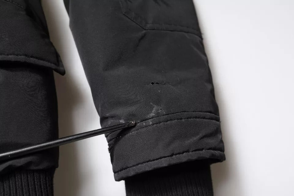 Schwarze, langärmlige Pelz-Lammfell-Manteljacke mit Kapuze
