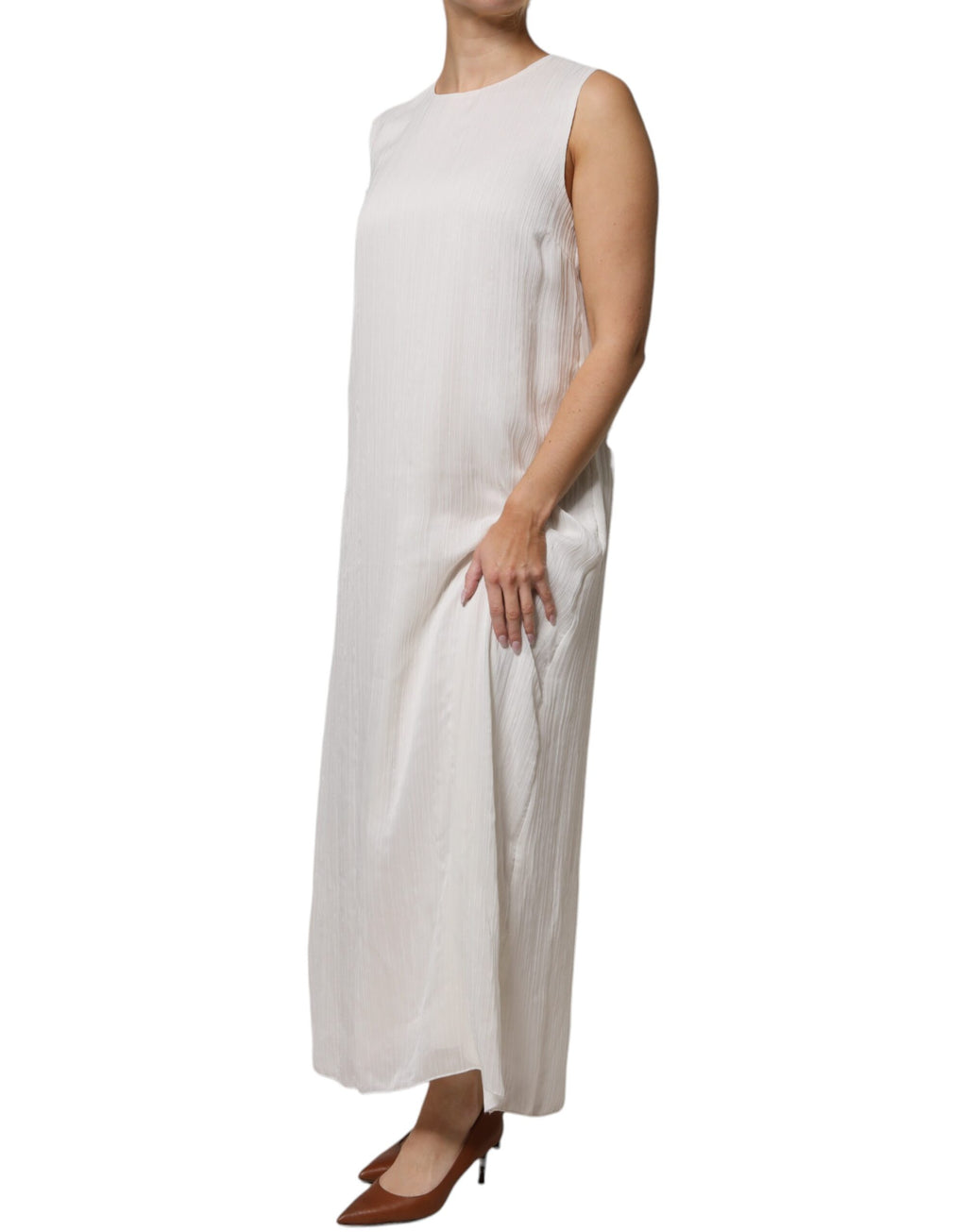 Weißes ärmelloses Maxikleid mit Rundhalsausschnitt