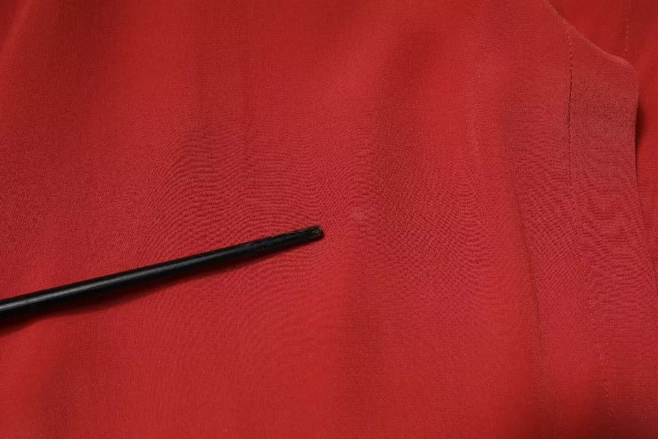 Rotes, langärmliges Bleistiftkleid mit Kordelzug in der Taille