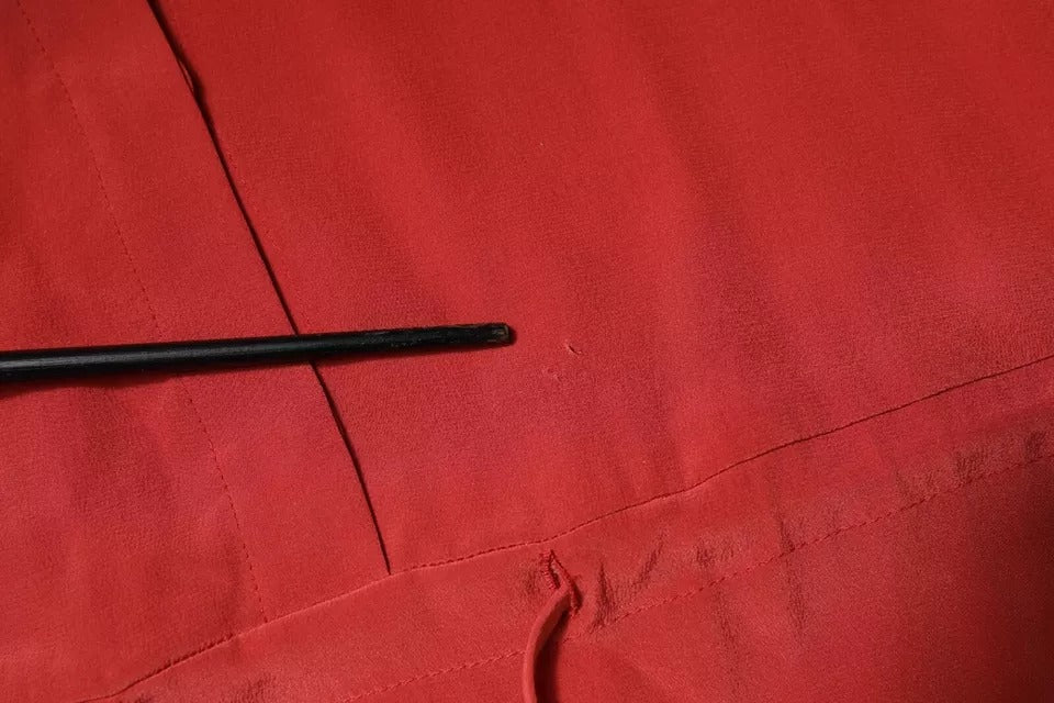 Rotes, langärmliges Bleistiftkleid mit Kordelzug in der Taille