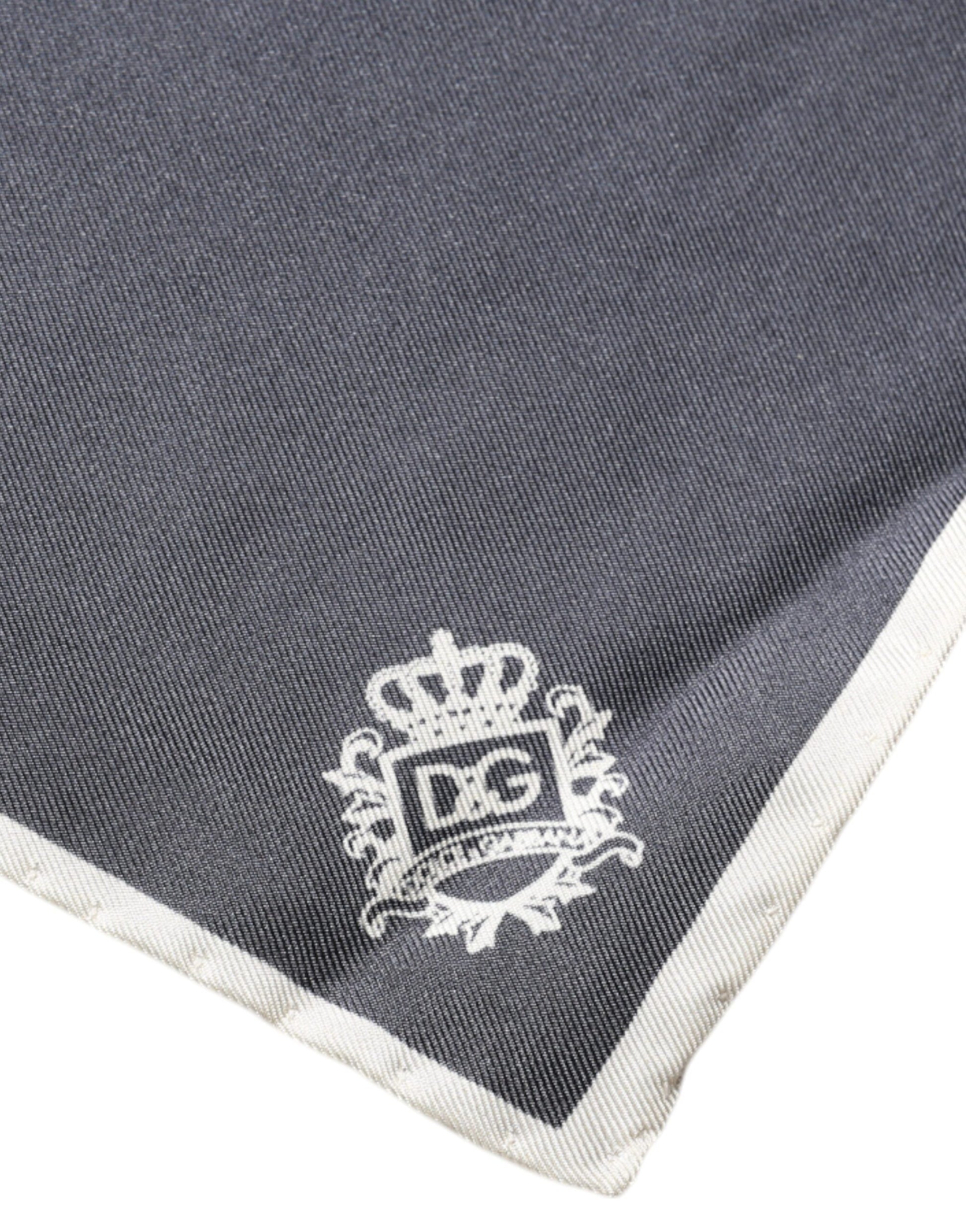 Grauer quadratischer Taschentuchschal mit Kronenlogo