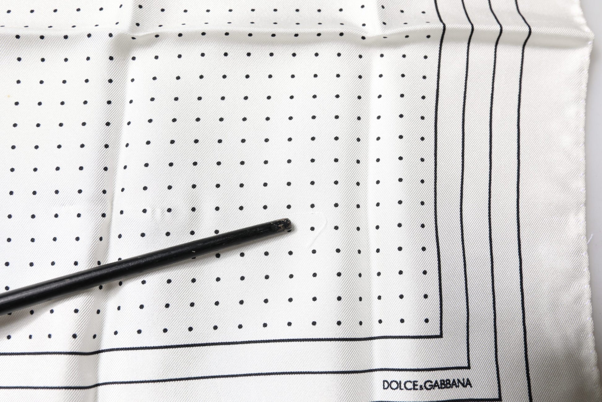 Quadratisches Taschentuch mit weißen Punkten