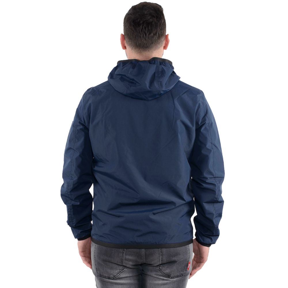 Blaue Nylonjacke