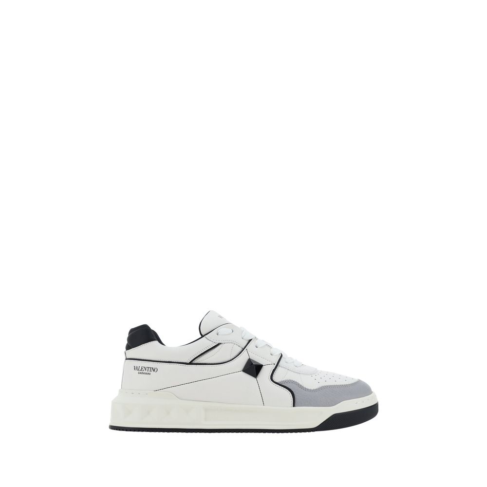 Sneakers mit einem Nieten
