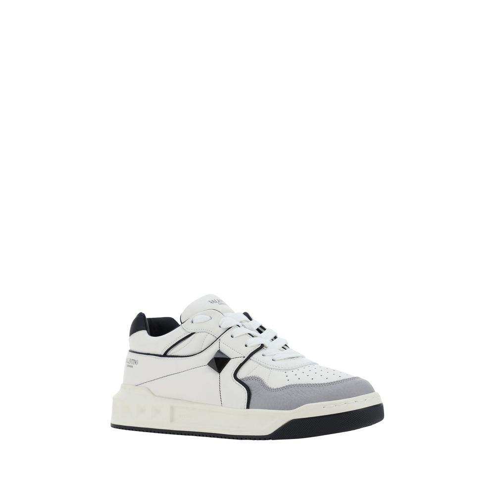 Sneakers mit einem Nieten