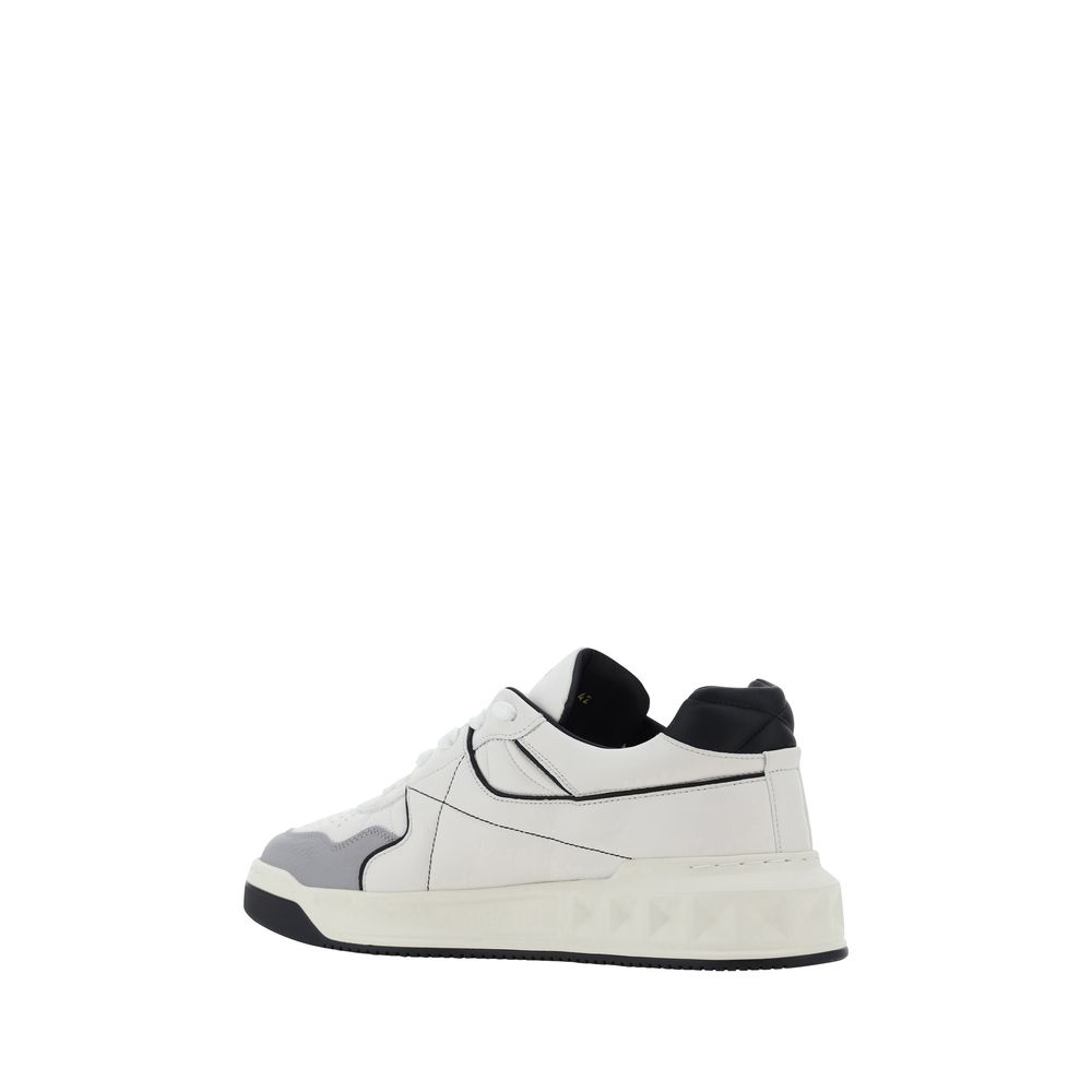 Sneakers mit einem Nieten