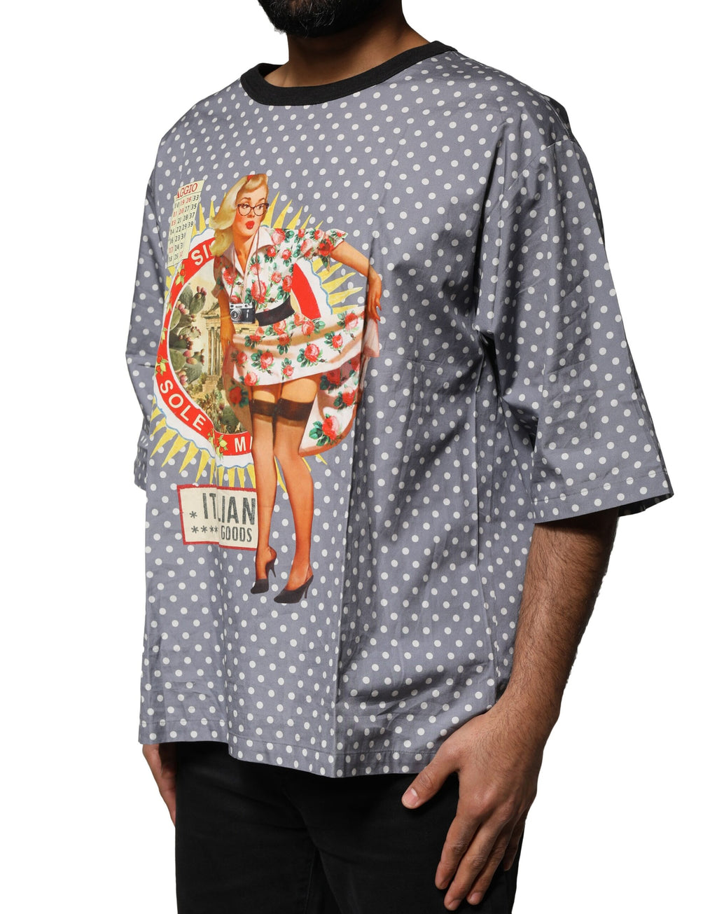 Graues T-Shirt mit Rundhalsausschnitt und Pin-Up-Print mit Polka Dots