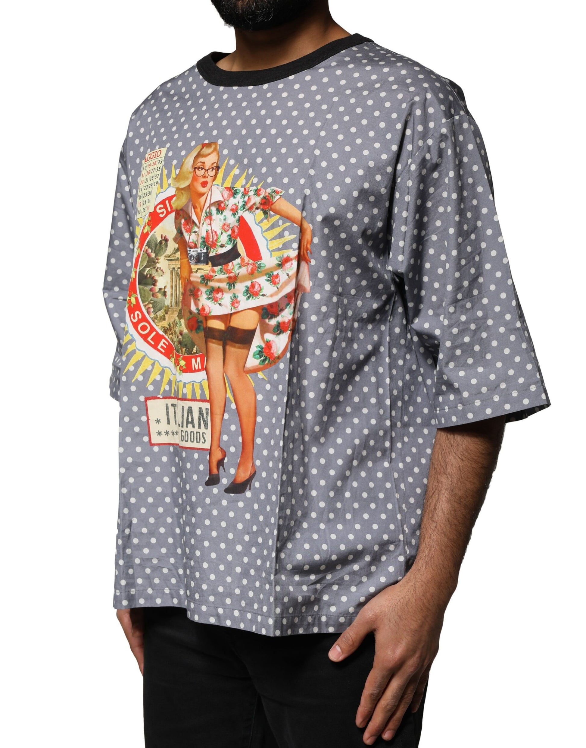 Graues T-Shirt mit Rundhalsausschnitt und Pin-Up-Print mit Polka Dots