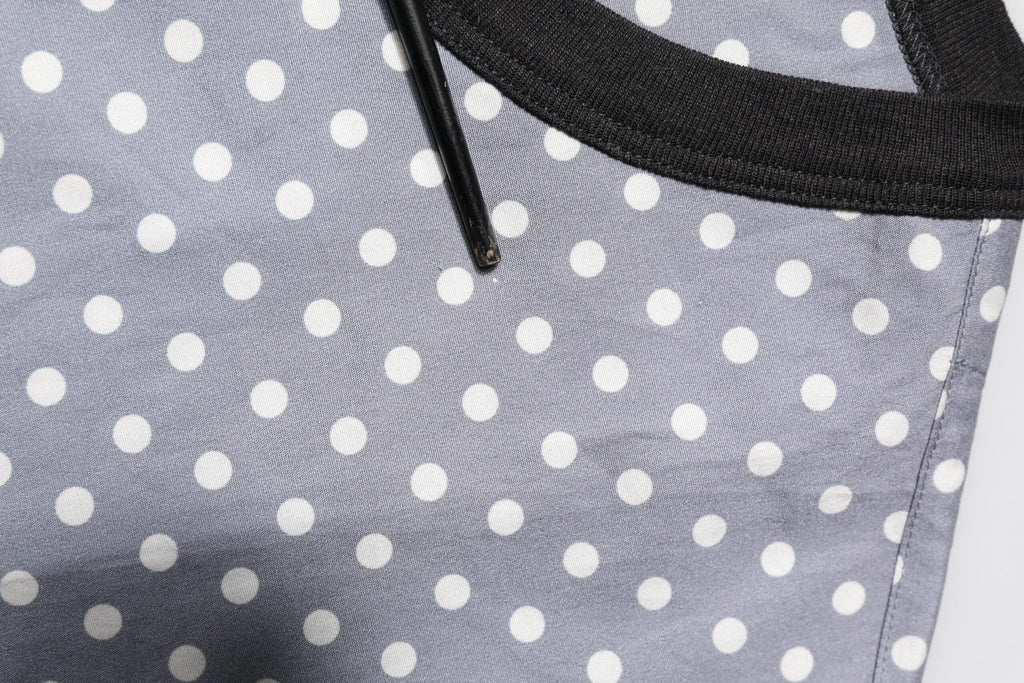 Graues T-Shirt mit Rundhalsausschnitt und Pin-Up-Print mit Polka Dots