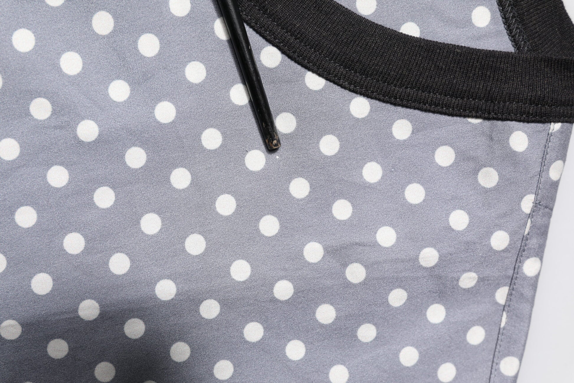 Graues T-Shirt mit Rundhalsausschnitt und Pin-Up-Print mit Polka Dots