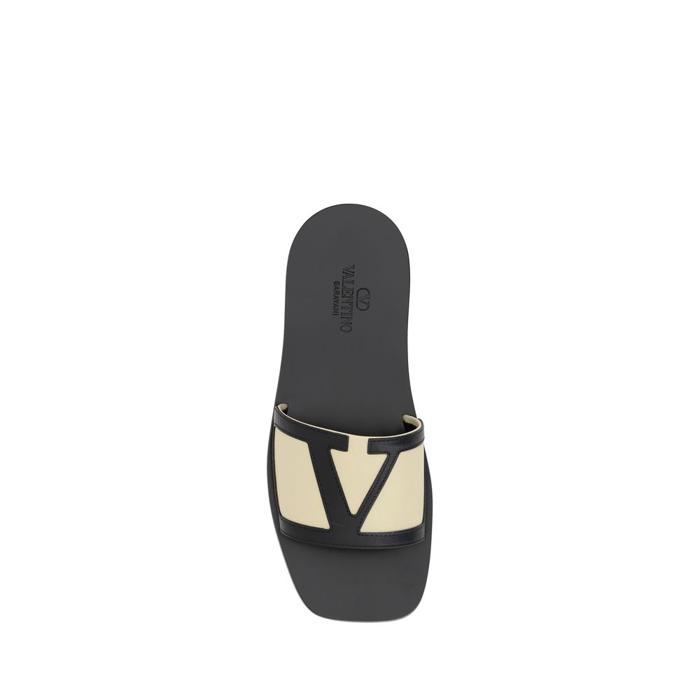 Sandalen mit V-Logo