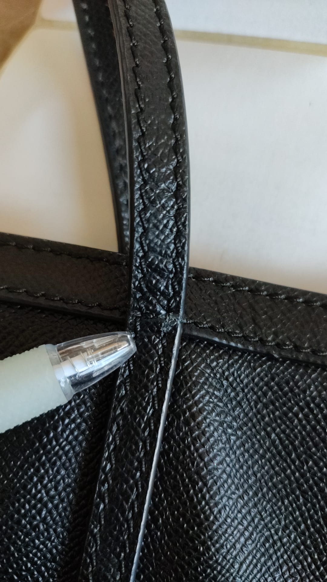 Schwarze Einkaufstasche „Miss Escape“ aus Leder
