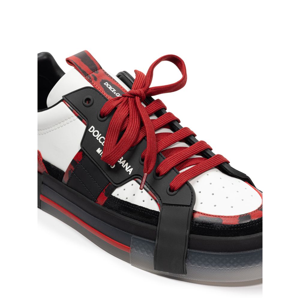 Schwarz-weißer Ledersneaker