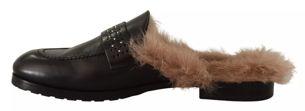 Schwarze Slipper aus perforiertem Leder mit Fell