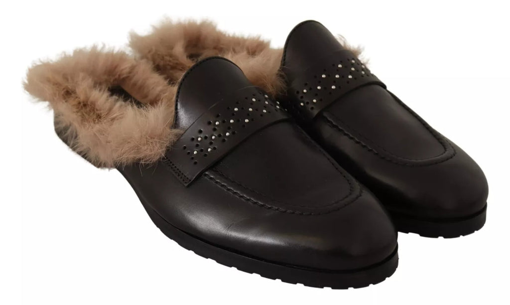 Schwarze Slipper aus perforiertem Leder mit Fell