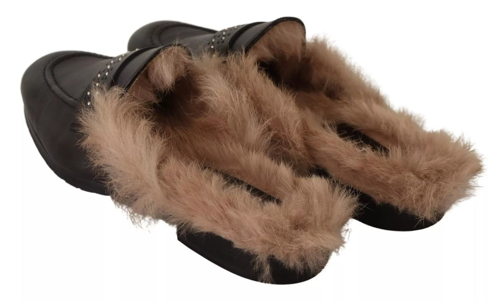 Schwarze Slipper aus perforiertem Leder mit Fell