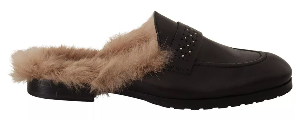 Schwarze Slipper aus perforiertem Leder mit Fell