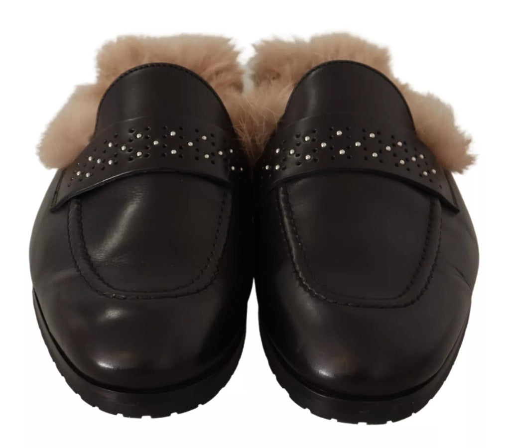 Schwarze Slipper aus perforiertem Leder mit Fell