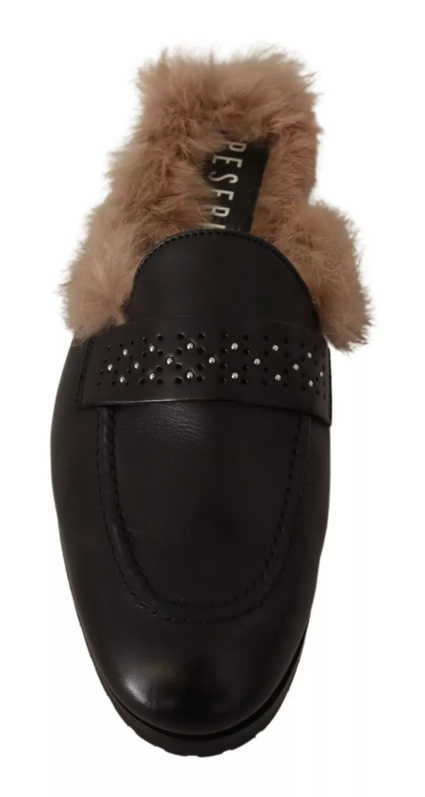 Schwarze Slipper aus perforiertem Leder mit Fell