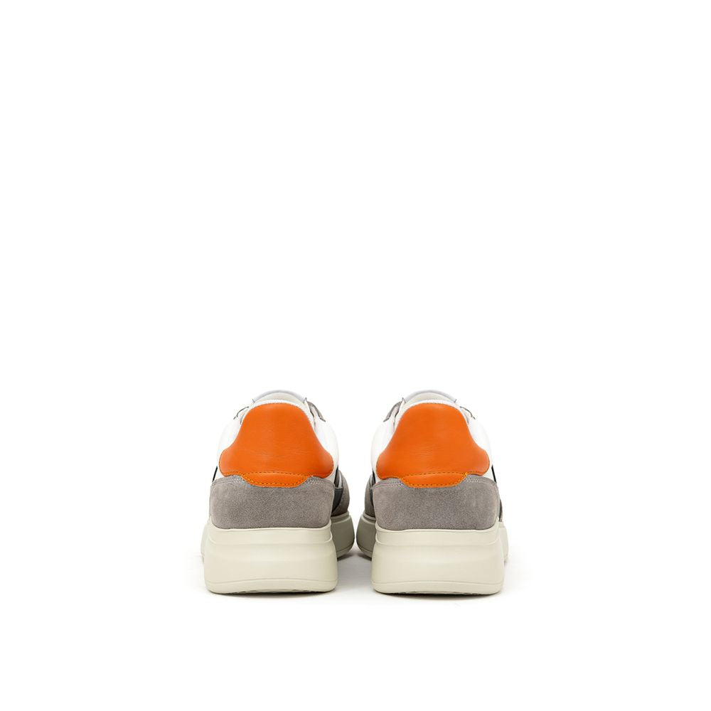Zweifarbiger Sneaker aus Stoff und Leder
